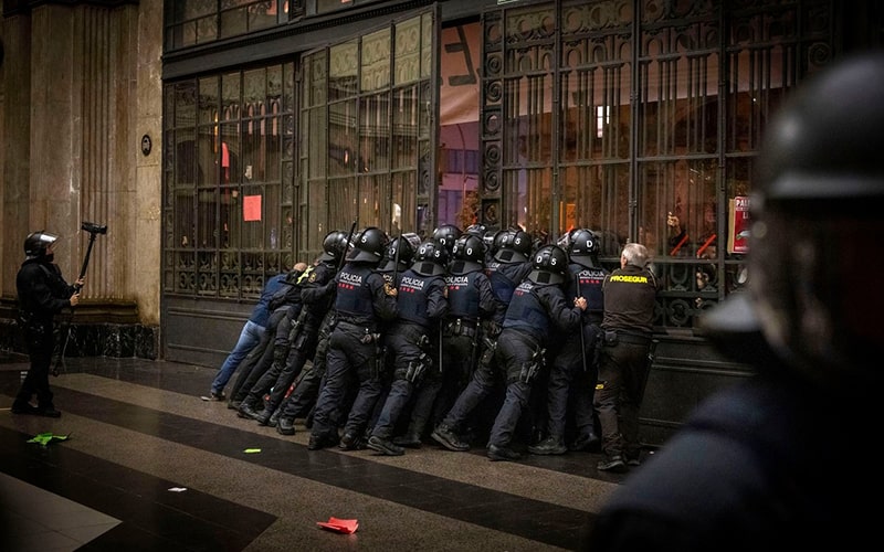 درگیری مردم با پلیس در اسپانیا