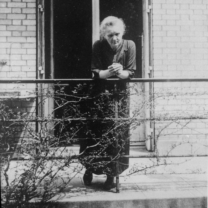ماری کوری در تراس بنیاد رادیوم؛ منبع عکس: Musee Curie، عکاس: نامشخص