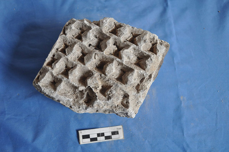 گچ بری های کشف شده در شهر تاریخی بلقیس؛ منبع عکس: ویکی مدیا؛ عکاس: Arghiyan