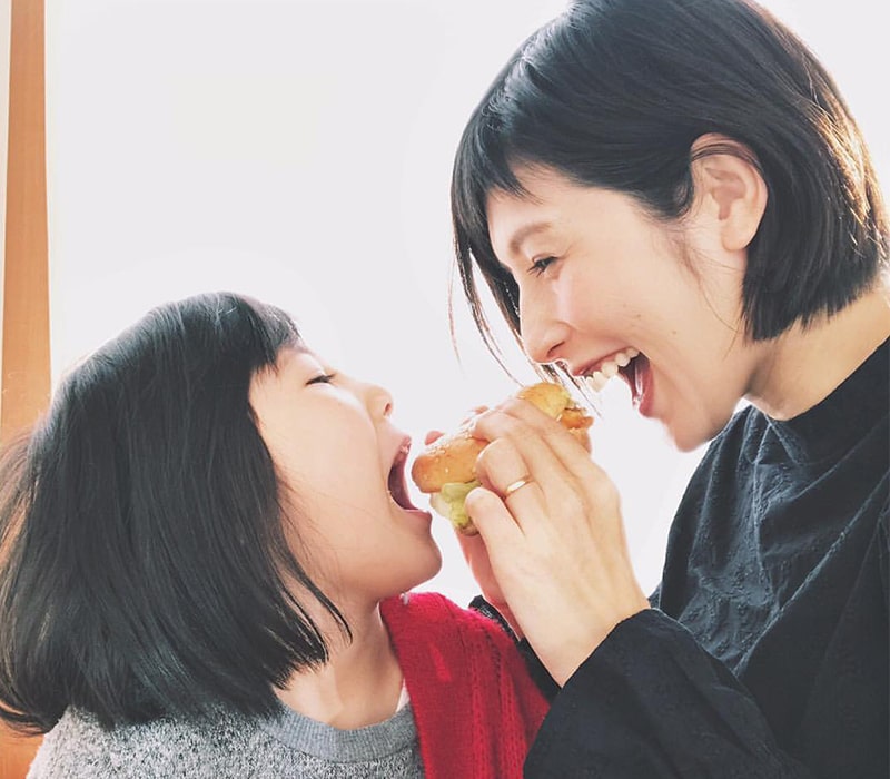 مادر و دختری در حال خوردن کی اف سی