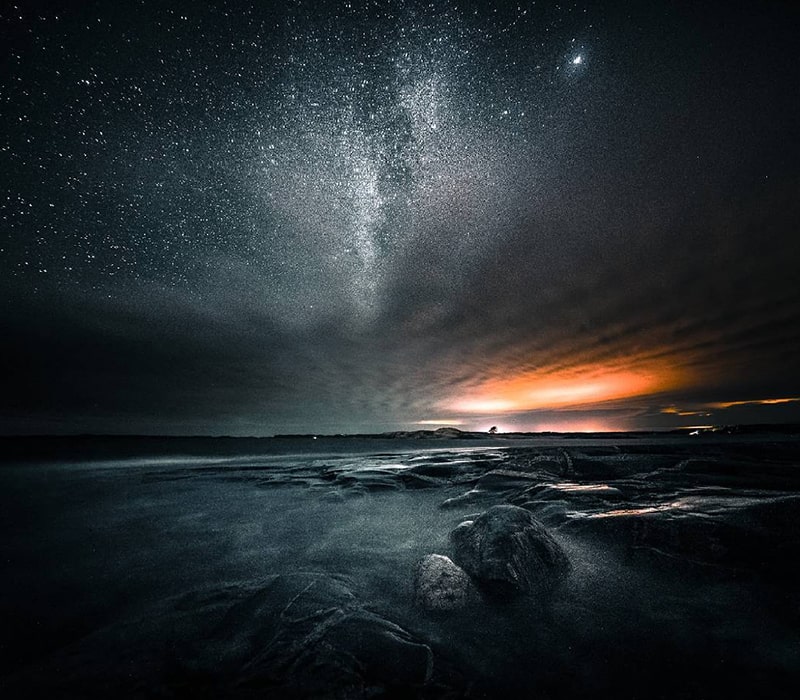 آسمان پرستاره بر فراز دریاچه‌ای در فنلاند