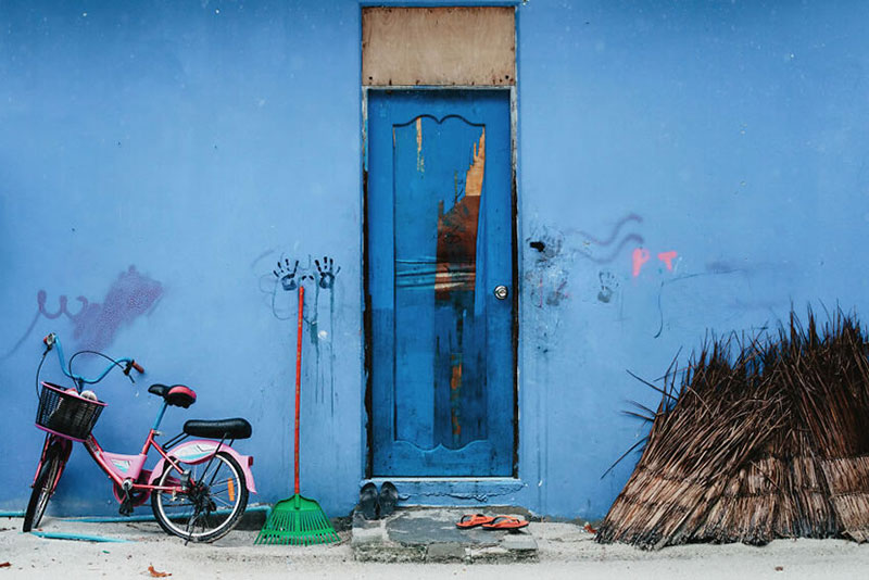 درب و دیوار آبی رنگ یک خانه در هند