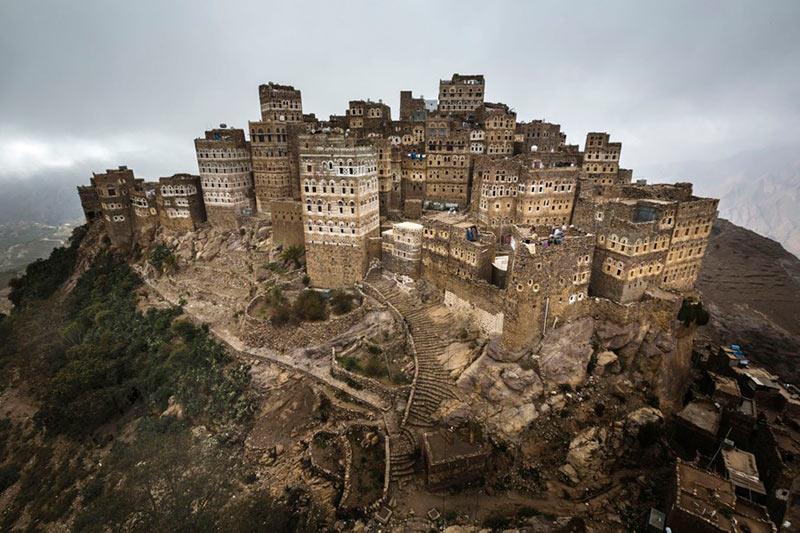 نمایی از روستای الحجره (Al Hajjarah) در کوه‌های هراز یمن 