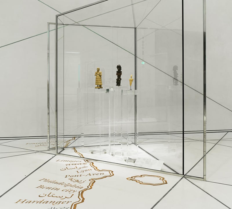 اسامی شهرهای دنیا در موزه لوور ابوظبی، منبع عکس: meyvaertmuseum.com، عکاس: ناشناس
