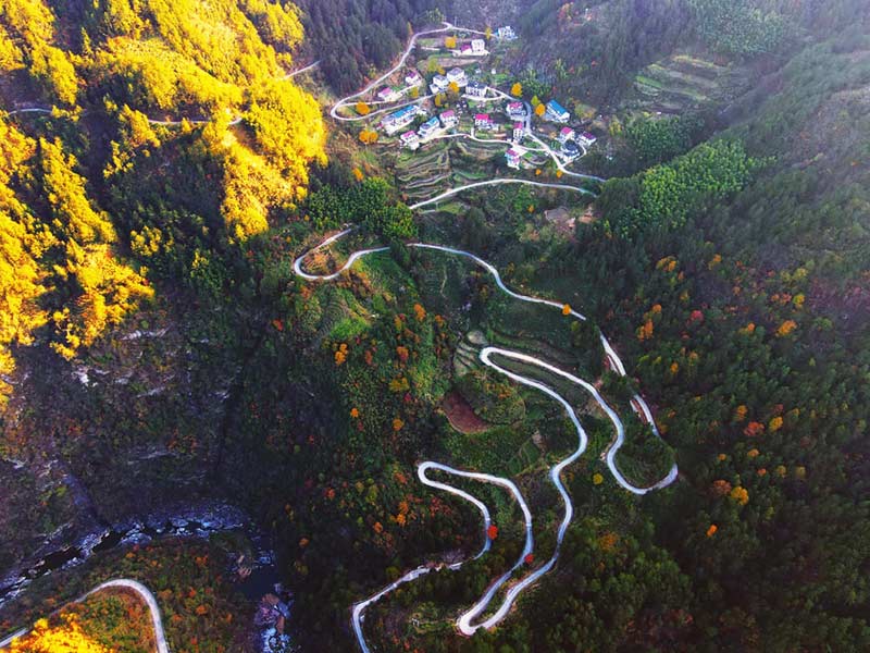 جاده‌ای سخت و مارپیچ در قسمت داخلی رشته کوه دابی در استان آنهویی چین