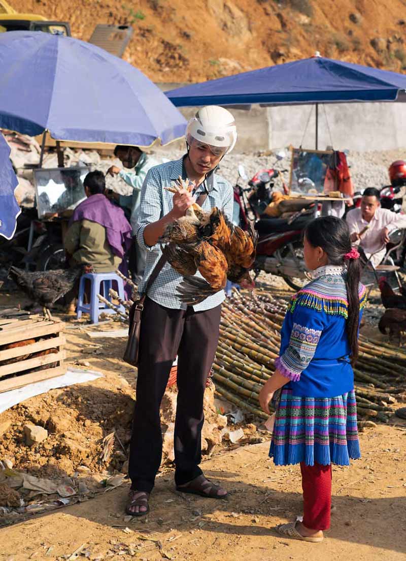 مردی در حال خرید از بازار محلی ویتنام