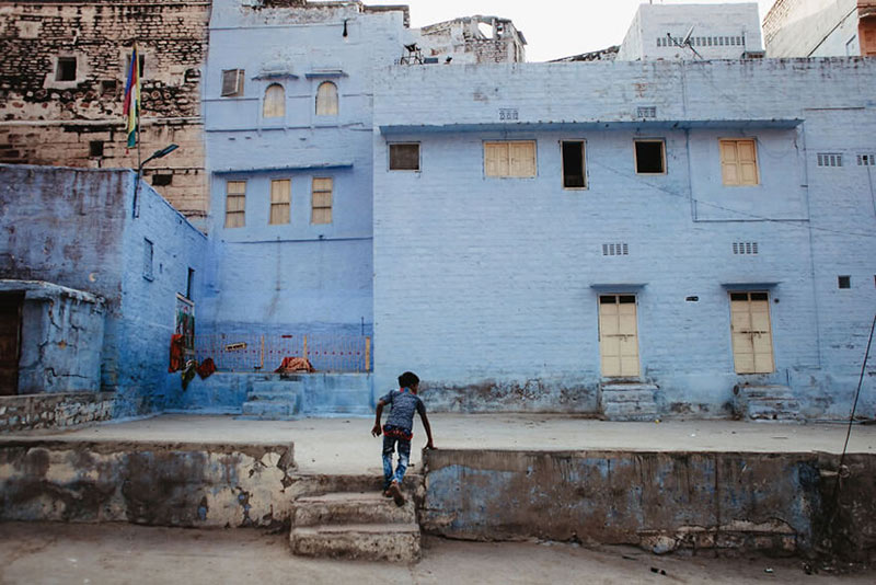عبور کودک هندی از مقابل یک  ساختمان