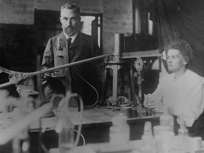ماری و پیر کوری در آزمایشگاه؛ منبع عکس: Musee Curie، عکاس: نامشخص