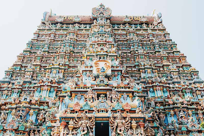 یک ساختمان رنگی در هند که با مجسمه پوشانده شده