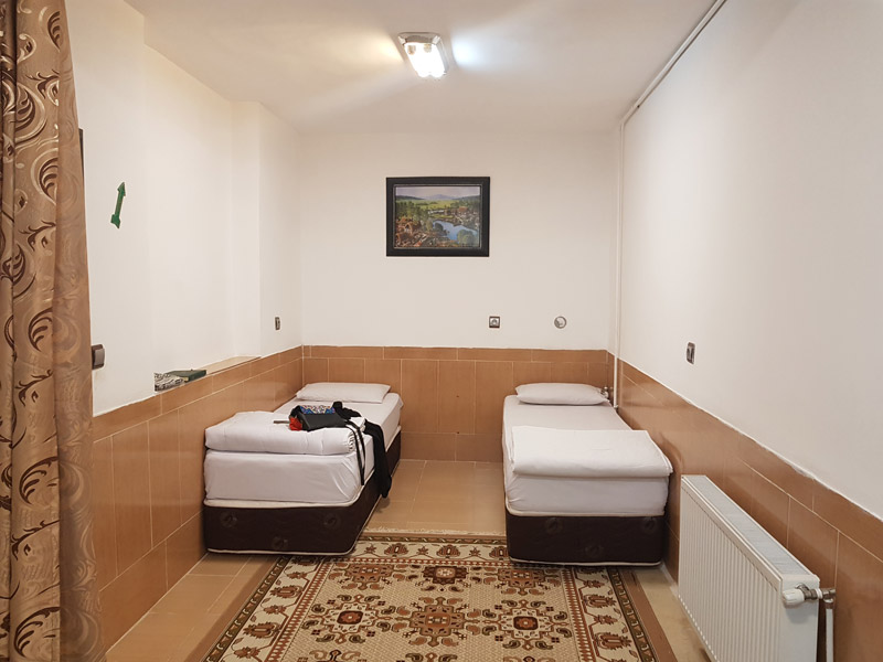 اتاق های مهمانسرای هلال در آبگرم معدنی فردوس؛ منبع عکس: گوگل مپ؛ عکاس: امیر دلخوش