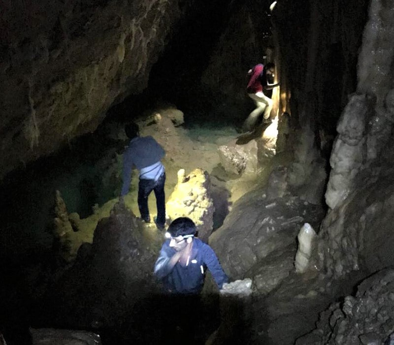 چندین غارنورد در غار گل زرد، منبع عکس: wikiloc.com، عکاس: Alireza Haghgoo