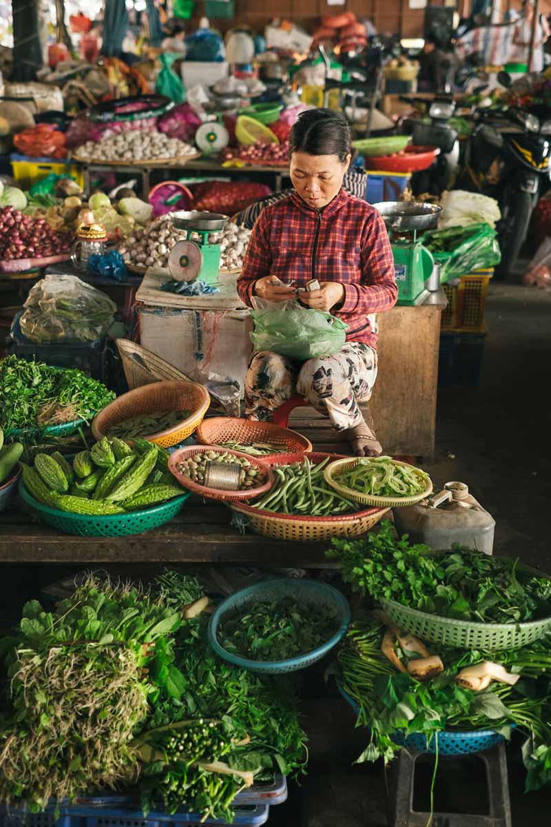 زن سبزی فروش در ویتنام