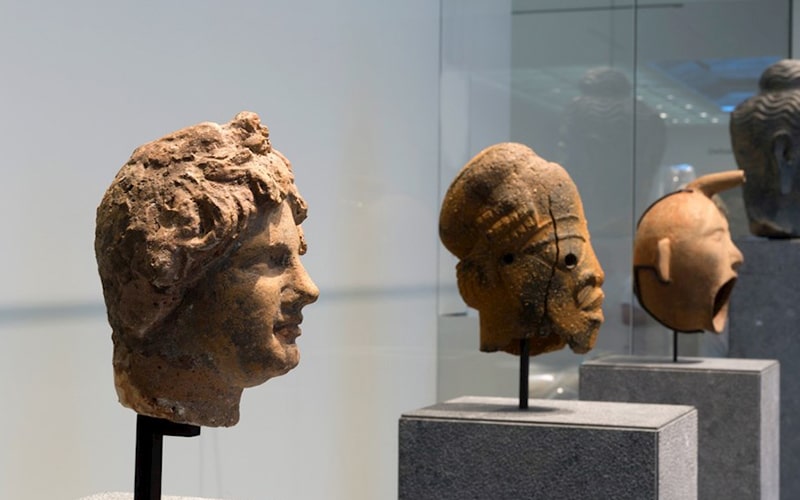 سر مجسمه‌های تاریخی در موزه لوور ابوظبی، منبع عکس: abudhabiculture.ae، عکاس: ناشناس