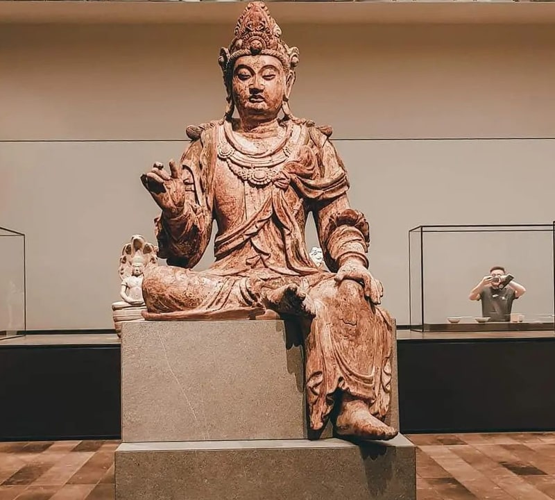 مجسمه بودا در موزه لوور ابوظبی، منبع عکس: اینستاگرام nengnengcastillo، عکاس: ناشناس
