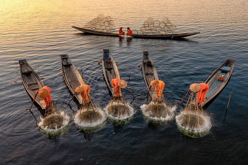 پنج ماهیگیر میانماری در حال صید ماهی