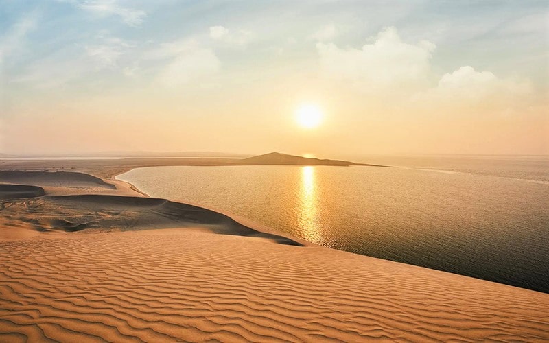 غروب خورشید در خور العدید قطر، منبع عکس: visitqatar.com، عکاس: ناشناس