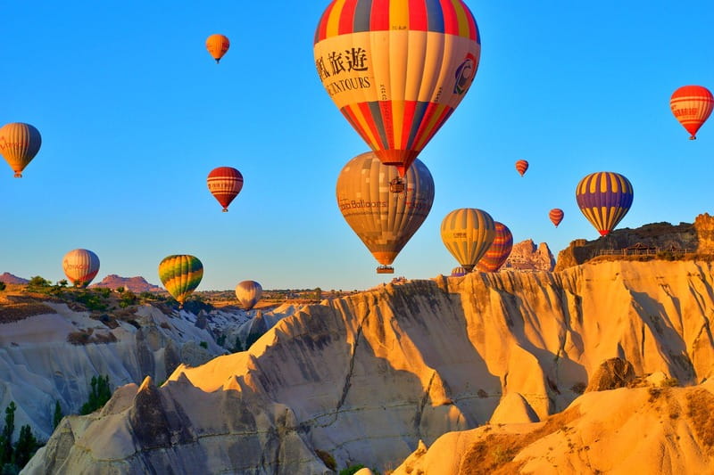 پرواز بالون‌ها بر فراز صخره‌های کاپادوکیا ترکیه، منبع: pixabay.com