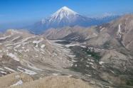 منظره کوه دماوند در مسیر قله میشینه مرگ؛ منبع عکس: ویکی لاک؛ عکاس: سید مرتضی کاظمی