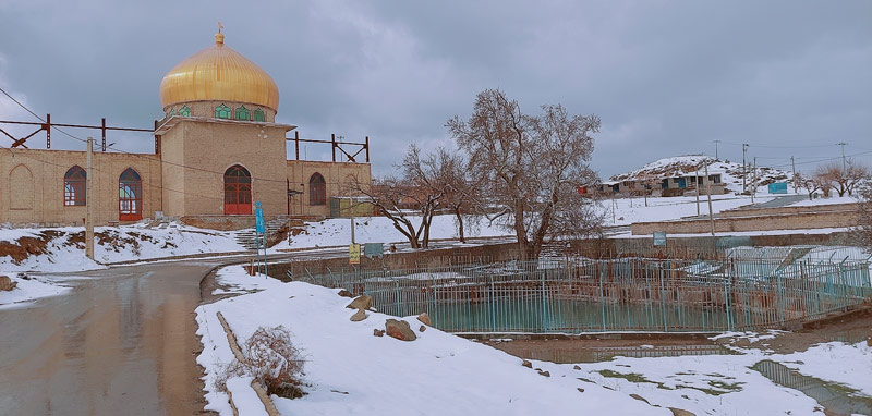 تصویری از زیارتگاه و چشمه آب گرم ایوب پیغمبر در کنار یکدیگر در فصل زمستان؛ منبع عکس: گوگل مپ؛ عکاس: Hosein Rejaee