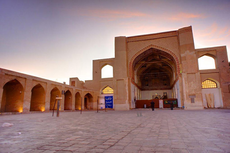 حیاط مسجد جامع قاین؛ منبع عکس: گوگل مپ؛ عکاس: کیوان عظیمی نیا