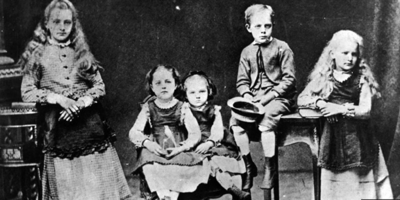 ماری کوری همراه با برادر و خواهران؛ منبع عکس: Musee Curie، عکاس: نامشخص