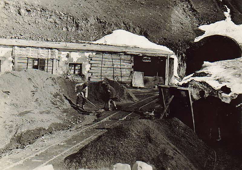 کارگران در حال ساخت تونل کندوان 