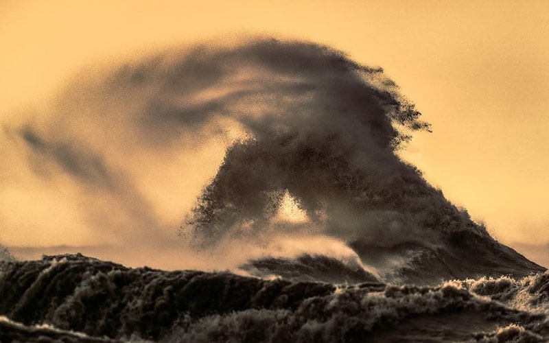 امواج بلند در اثر هوای طوفانی دریاچه ایری، منبع عکس: اینستاگرام trevorpottelbergphotography@، عکاس: Trevor Pottelberg