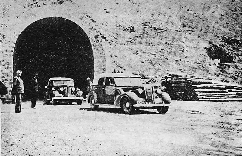 عبور خودروهای قدیمی از تونل کندوان