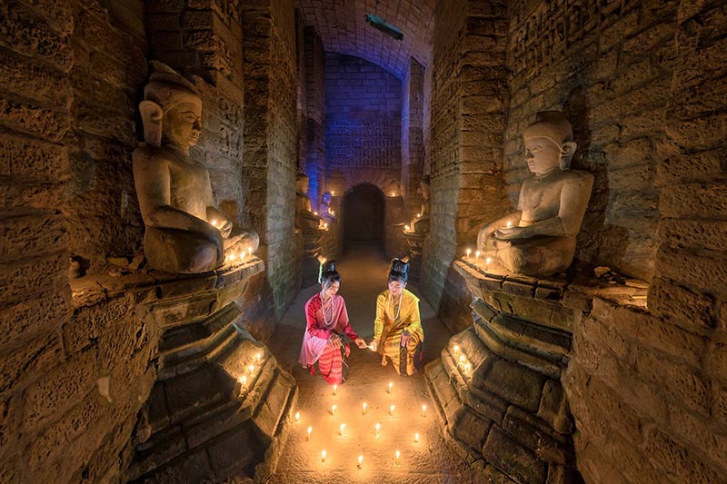 دو زن میانماری در معبد