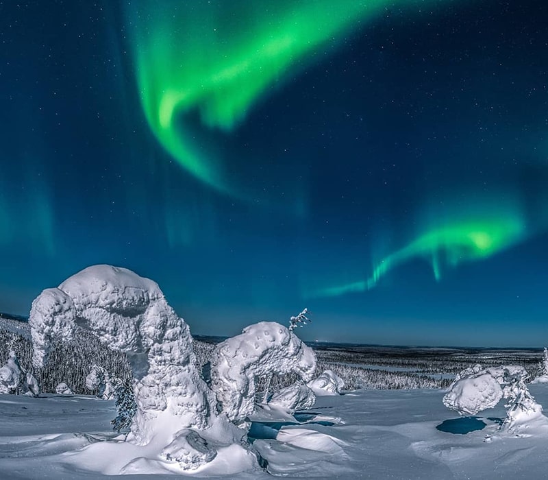 شفق قطبی در هوای برفی فنلاند
