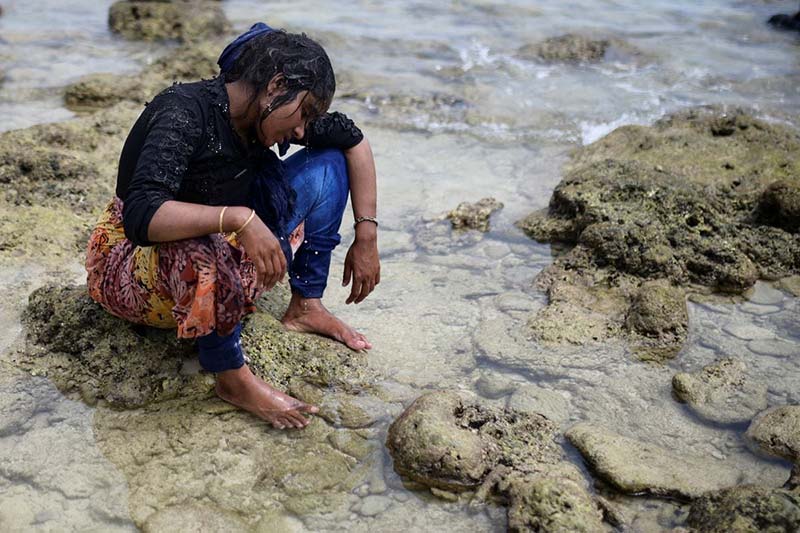 استراحت زن مسلمان روهینگیا (Rohingya) در ساحلی در اندونزی