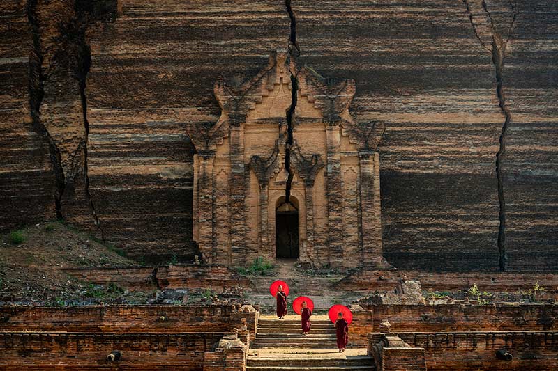 سه نفر روبروی معبدی در کشور میانمار