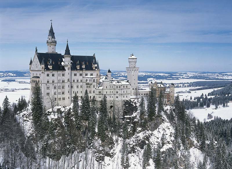 نمایی از قلعه نوی‌شوان‌شتین آلمان در زمستان