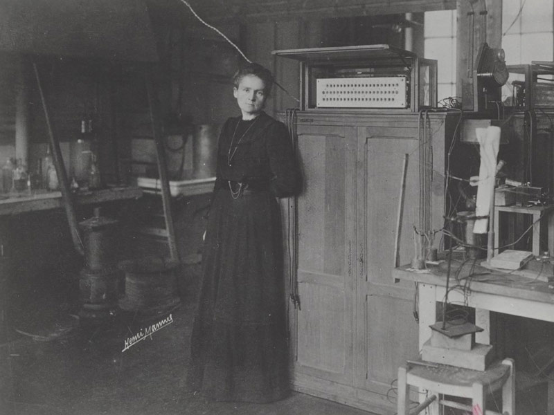 ماری کوری در آزمایشگاه سال ۱۹۱۳؛ منبع عکس: Musee Curie، عکاس: Henri Manuel