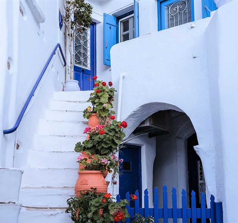 خانه سفیدرنگ با درهای آبی در پاروس یونان، منبع عکس unsplash.com، عکاس:tobias rademacher