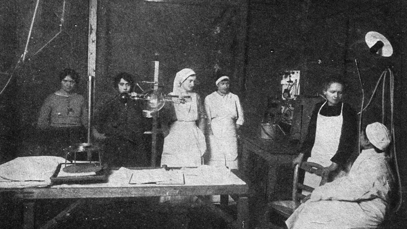 آموزش رادیولوژی به پرستاران توسط ماری کوری؛ منبع عکس: Musee Curie، عکاس: نامشخص