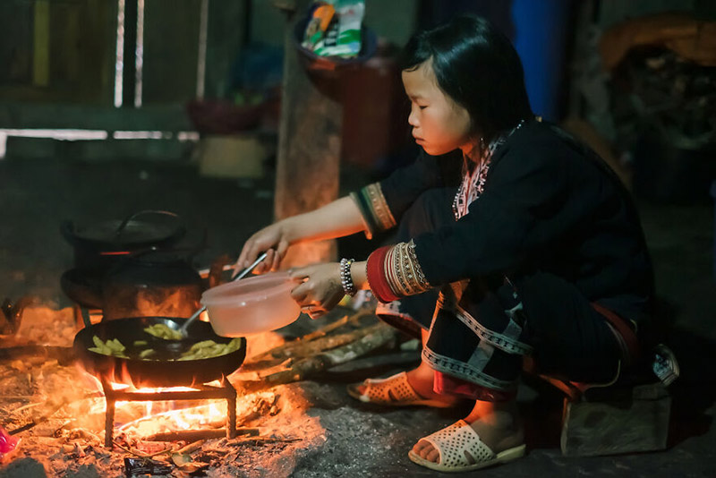 زن و دختر ویتنامی در حال پخت غذا