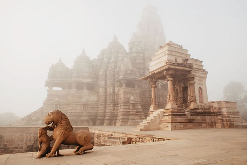 مجسمه یک شیر جلوی مکانی تاریخی در هند