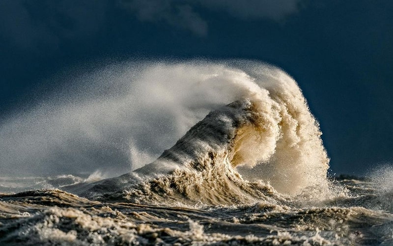 شکل‌گیری امواج سهمگین در دریاچه ایری، منبع عکس: اینستاگرام trevorpottelbergphotography@، عکاس: Trevor Pottelberg
