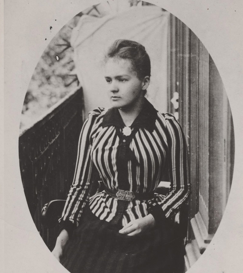 ماری کوری در ۲۵سالگی؛ منبع عکس: Musee Curie، عکاس: نامشخص