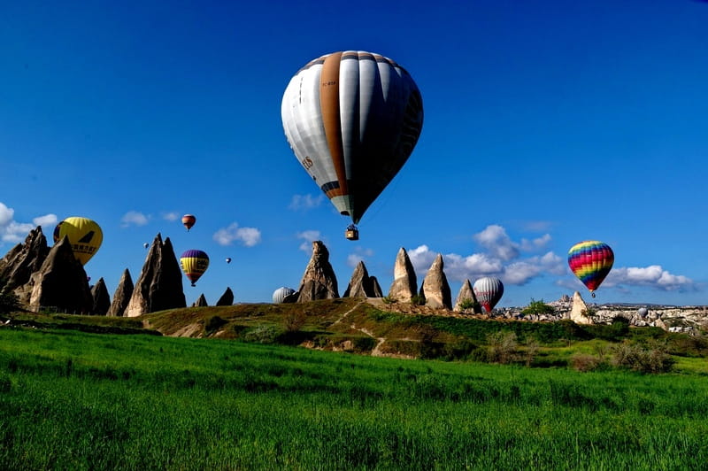 پرواز بالون‌ها بر فراز دشت‌ها و صخره‌های کاپادوکیا ترکیه، منبع: pixabay.com