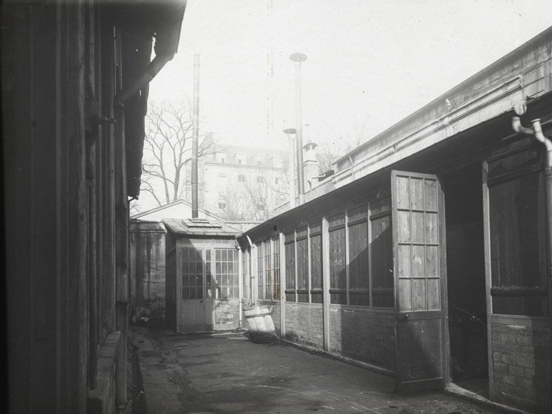 بیرون آزمایشگاه پیر و ماری کوری در سال ۱۸۹۸؛ منبع عکس: Musee Curie، عکاس: نامشخص