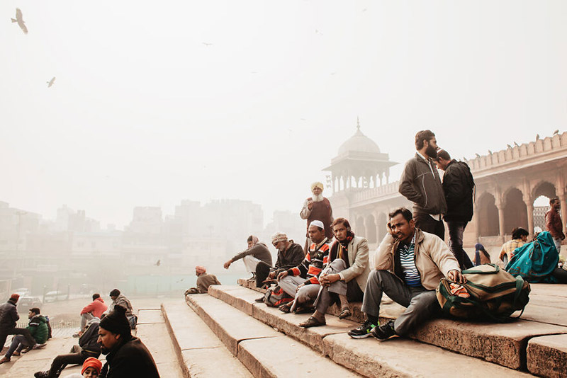 اهالی هند روی یک راه پله عمومی