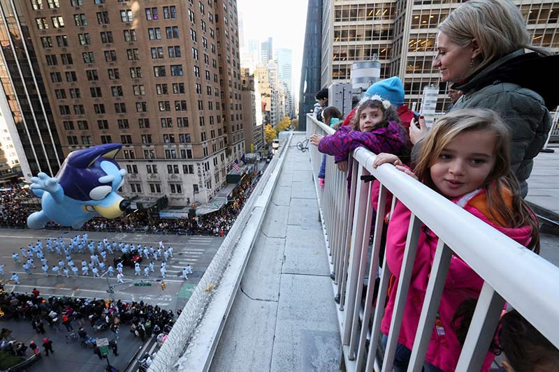 تماشای رژه روز شکرگزاری میسی (Macy) در منهتن نیویورک