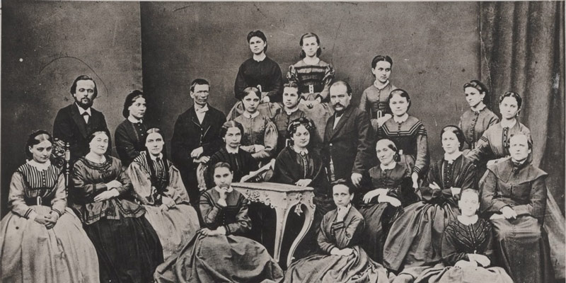 پدر و مادر ماری کوری همراه با شاگردان؛ منبع عکس: Musee Curie، عکاس: نامشخص