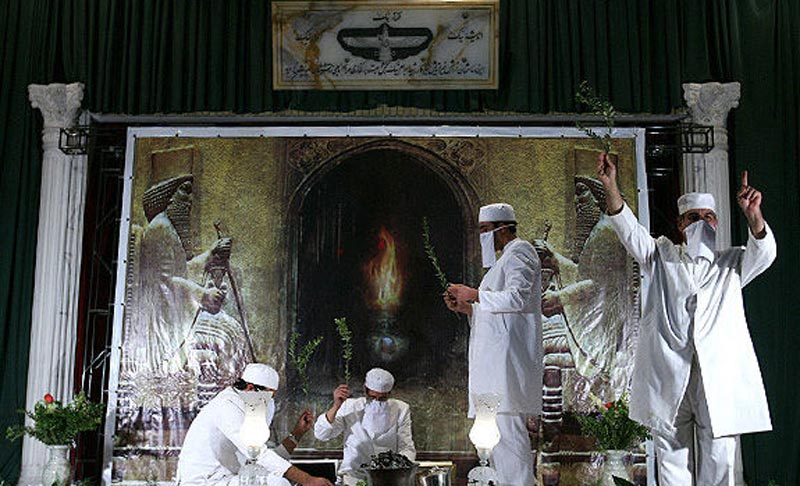 موبدان زرتشتی در حال برگزاری آیین جشن میانه پاییز، منبع عکس: خبرگزاری موج، عکاس نامشخص