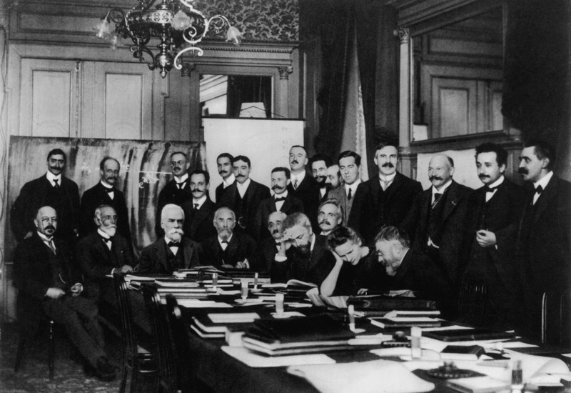 کنفرانس فیزیک‌دانان سال ۱۹۱۱؛ منبع عکس: Hulton Archive، عکاس: Couprie
