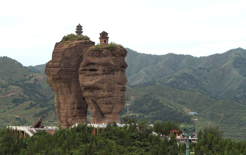پاگودا (ساختمان مذهبی)  بالای ستون های سنگی دوقلو در شهر هبی چین
