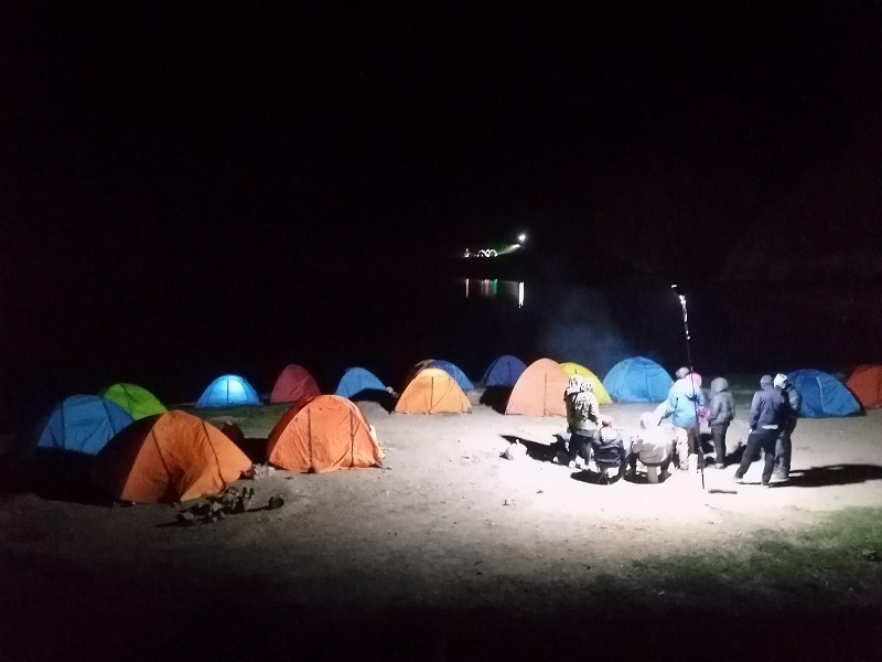 کمپ و شبمانی در حاشیه دریاچه لزور؛ منبع عکس: ویکی لاک؛ عکاس: سید مرتضی کاظمی