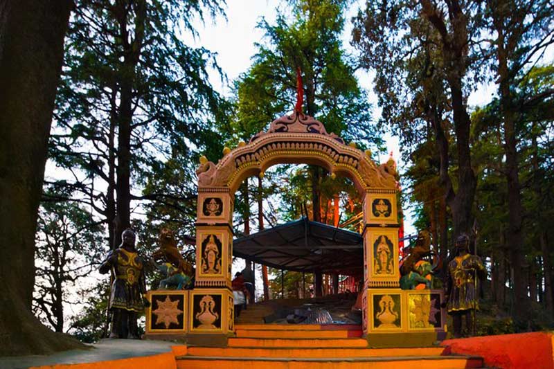 ورودی یک معبد هندو در شهر شیملا